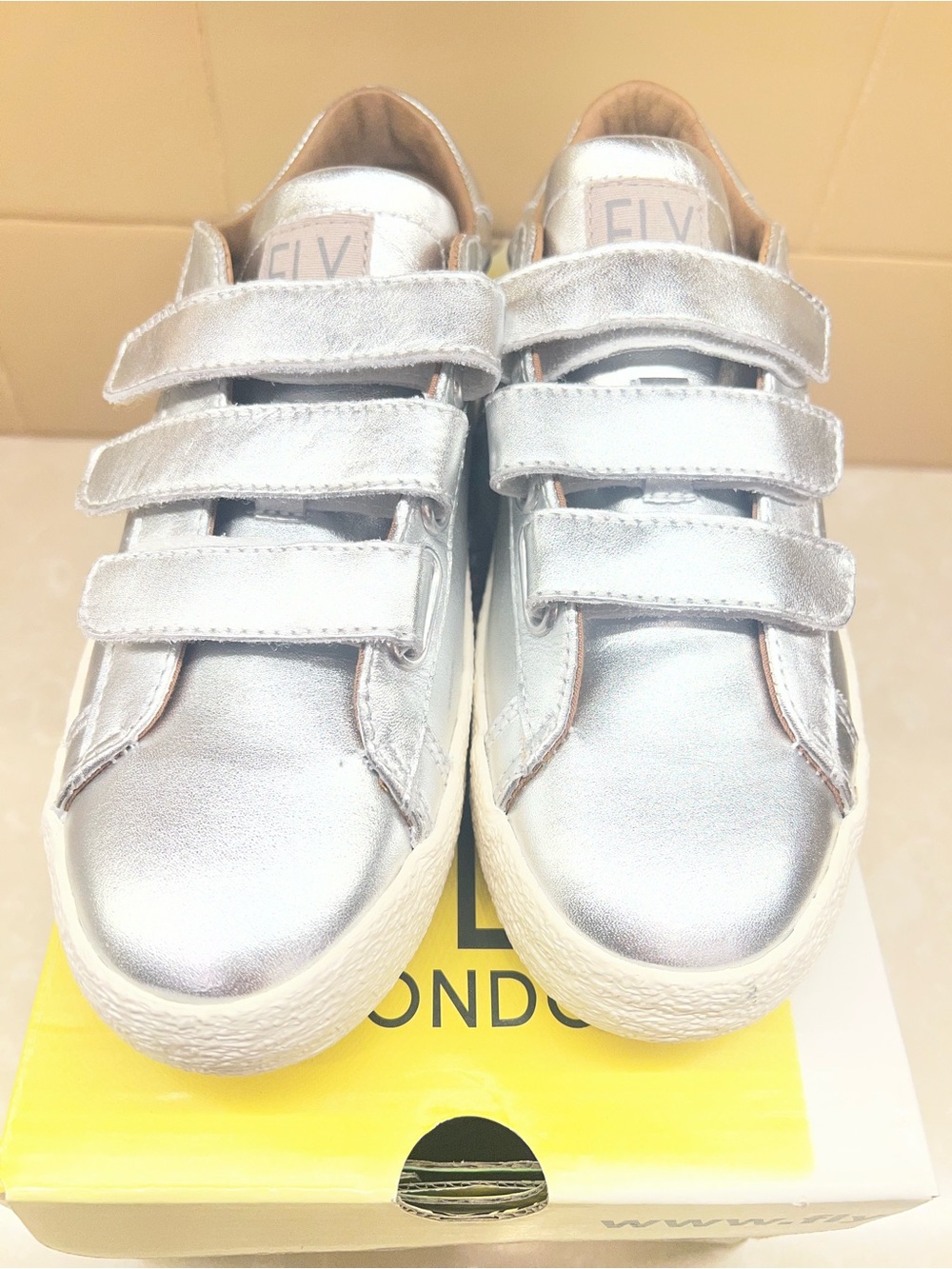Fly London - BIRE824FLY
Women’s - size 37
Metallic Silver
New in box, never worn
